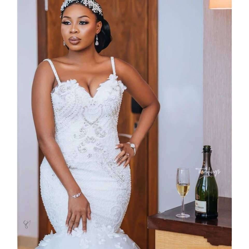 image-Lace sleeveless big tail style African bridal wedding dress