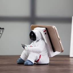 image-Simple Astronaut Mobile Phone Stand Student Desktop Holder Cute Spaceman Cell Phone Holder Creative Gift Small Desk Decoration