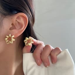 image-Fashion Jewelry Trendy Circle Twists Stud Earring For Women Simple Temperament Hyperbole Gold Color Ear Daily Wear Jewelry Party Gifts