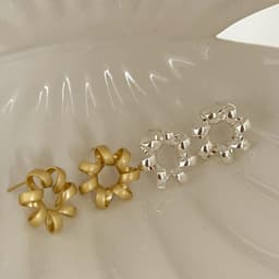 image-Fashion Jewelry Trendy Circle Twists Stud Earring For Women Simple Temperament Hyperbole Gold Color Ear Daily Wear Jewelry Party Gifts