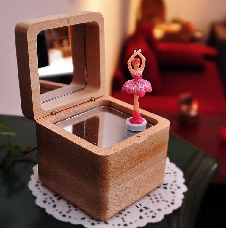 image-Chinese Valentine's Day gift male wooden music box