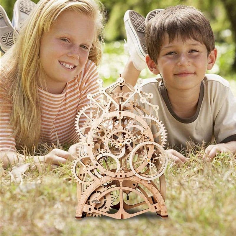 image-Constant pendulum clock gear when mechanically assembling models