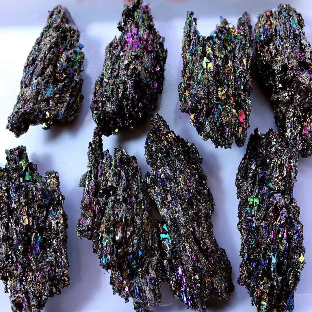 image-Natural colorful ore small silicon carbide mineral crystals