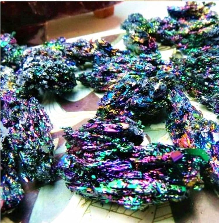 image-Natural colorful ore small silicon carbide mineral crystals