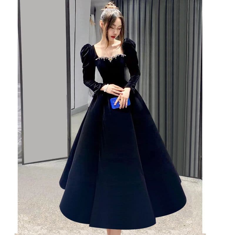 image-Atmospheric Red Long-sleeved Senior Evening Dress Woman