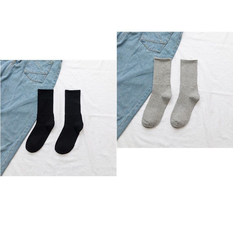 image-Stockings Women's Tube Ins Tide Socks Street Autumn And Winter Black And White Long Socks Women's Solid Color Sports Custom Cotton Socks