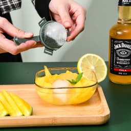 image-Whiskey Round Ice Hockey Mold Maker Ice Maker Large Spherical Ice Ice Tray In Stock Wholesale