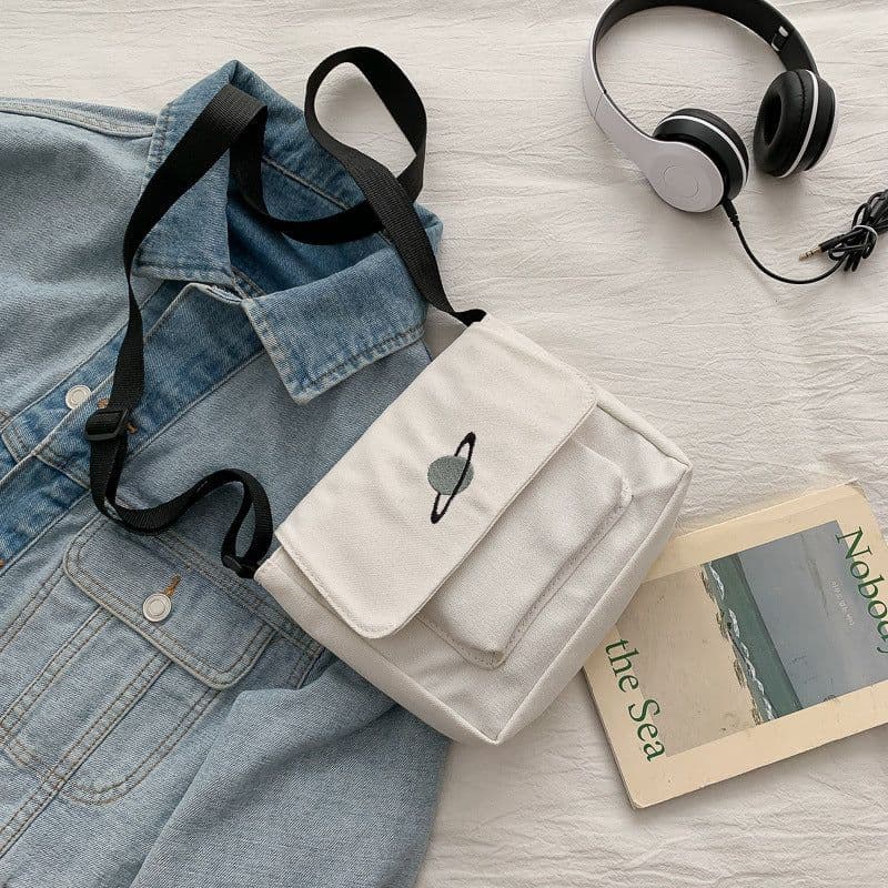 image-Men's And Women's Fashion Retro Embroidered Canvas Bag