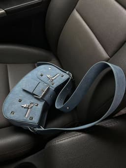 image-Niche American Retro Hot Girl Y2g Punk Studded Shoulder Bag