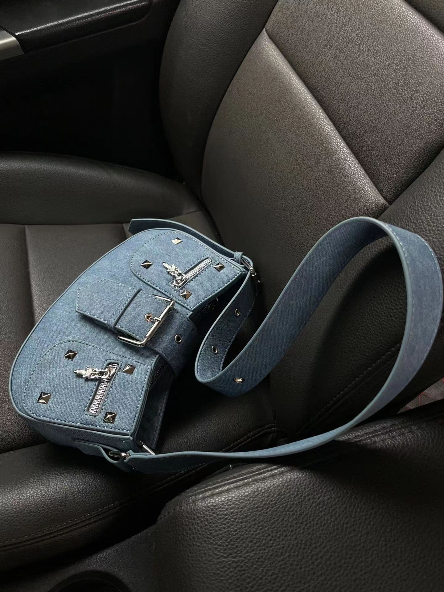 image-Niche American Retro Hot Girl Y2g Punk Studded Shoulder Bag