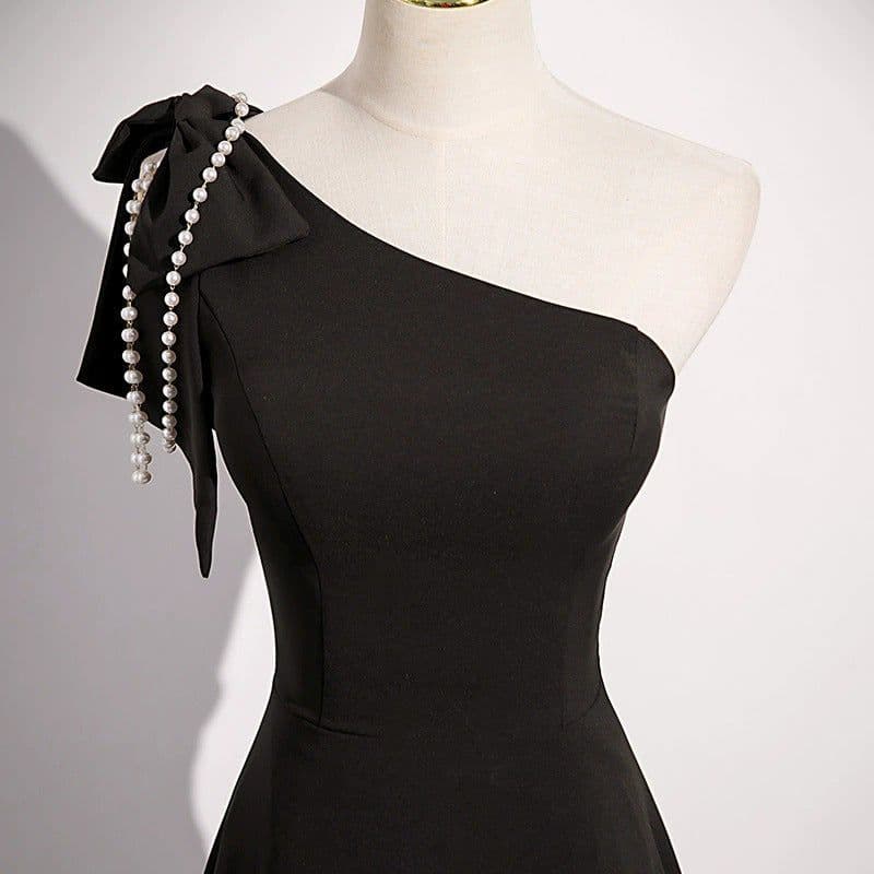 image-Simple Banquet Host French Piano Playing Vocal Music Art Test Violin Fashion Dress