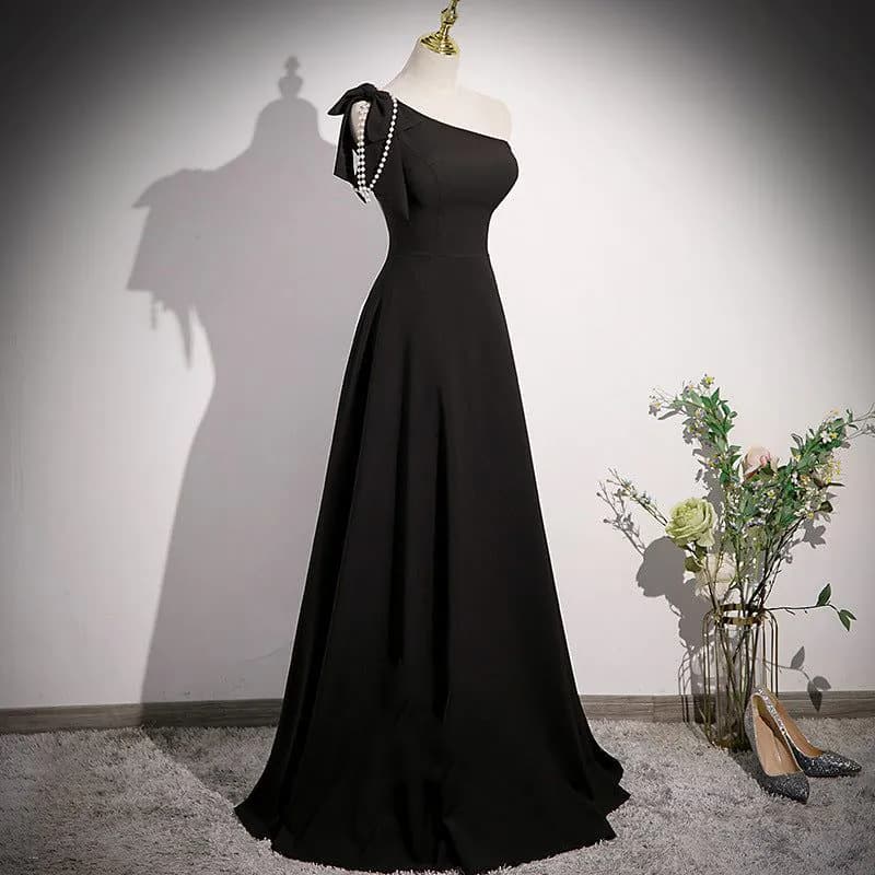 image-Simple Banquet Host French Piano Playing Vocal Music Art Test Violin Fashion Dress