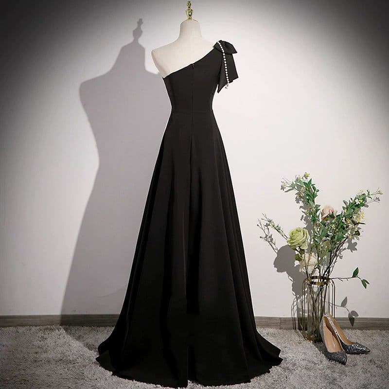 image-Simple Banquet Host French Piano Playing Vocal Music Art Test Violin Fashion Dress