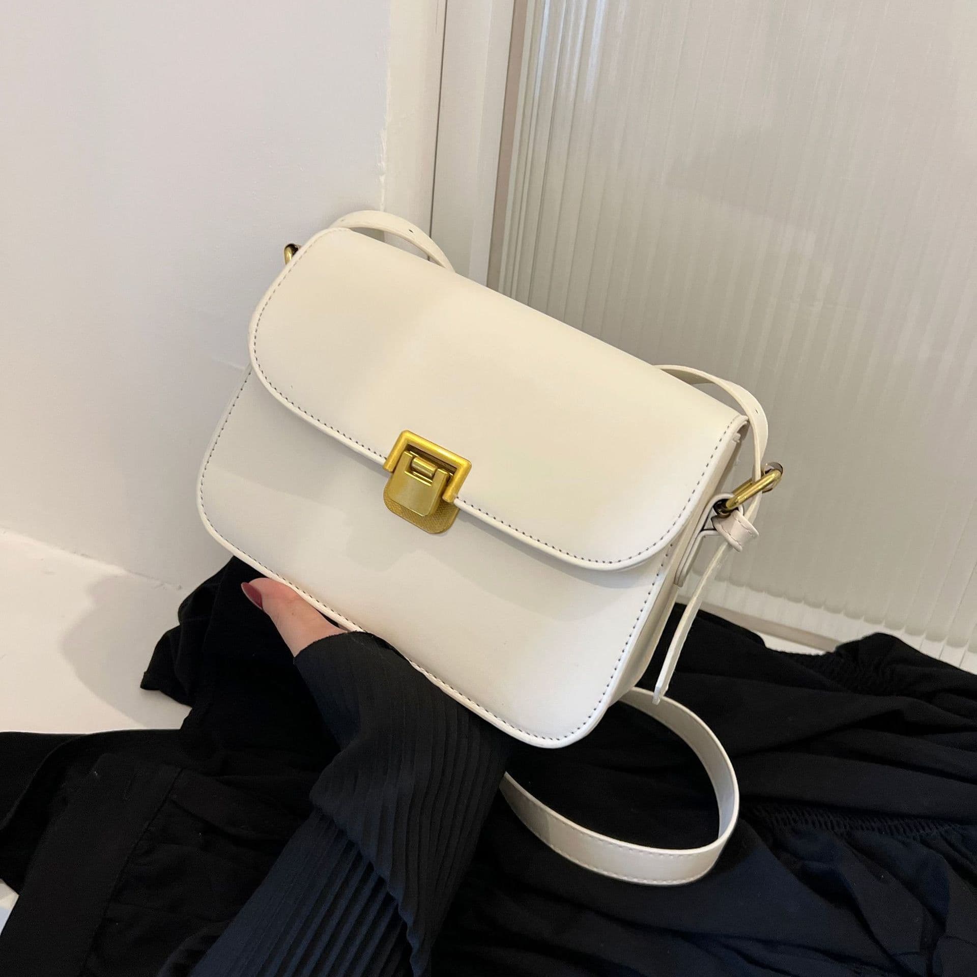 image-Elegant Women's Simple Messenger Bag