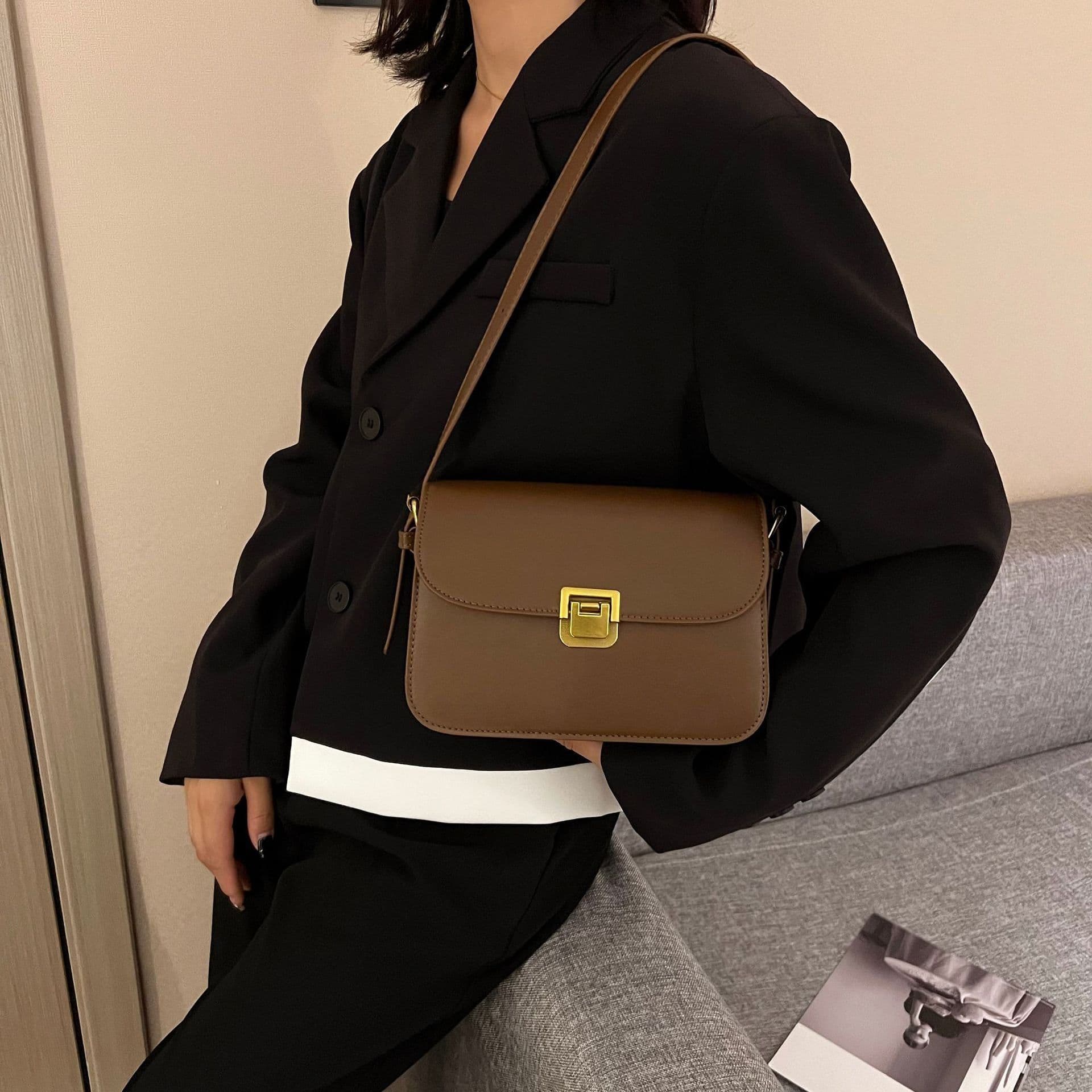 image-Elegant Women's Simple Messenger Bag