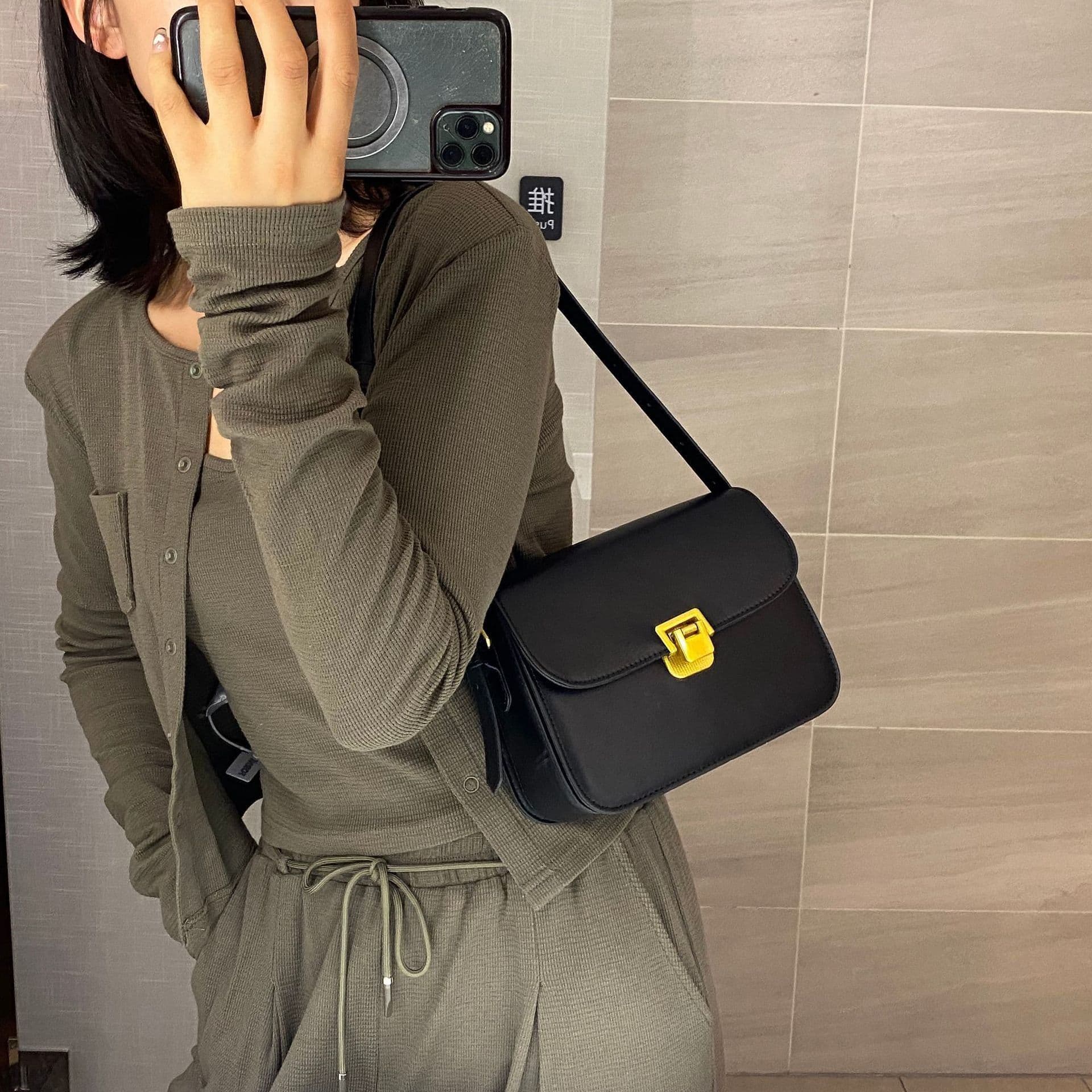 image-Elegant Women's Simple Messenger Bag