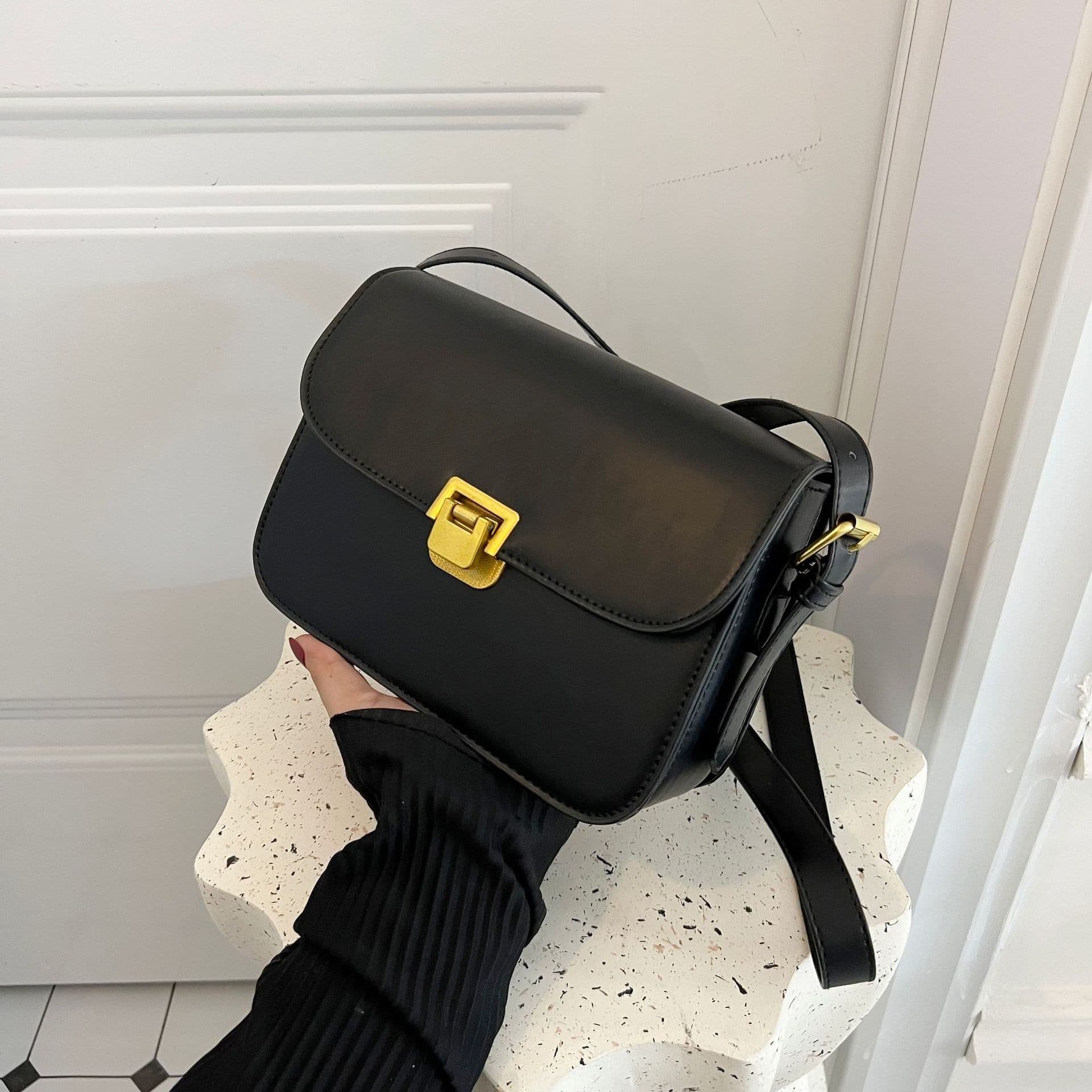 image-Elegant Women's Simple Messenger Bag