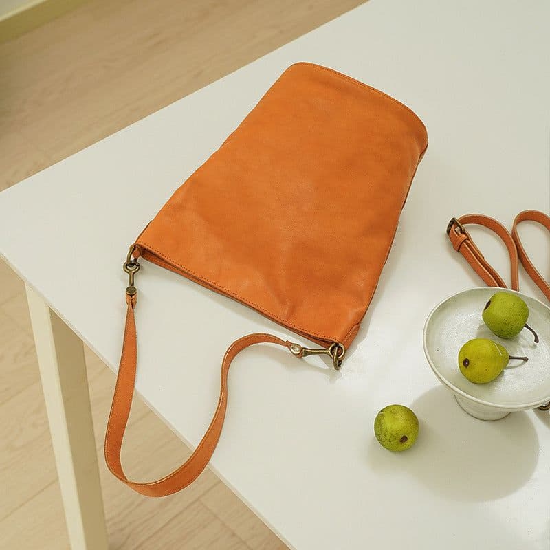 image-Niche High-grade Large-capacity Bucket Bag Soft Cowhide Commuter Shoulder Bag