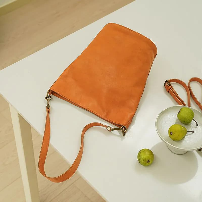 image-Niche High-grade Large-capacity Bucket Bag Soft Cowhide Commuter Shoulder Bag