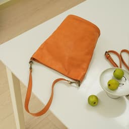 image-Niche High-grade Large-capacity Bucket Bag Soft Cowhide Commuter Shoulder Bag