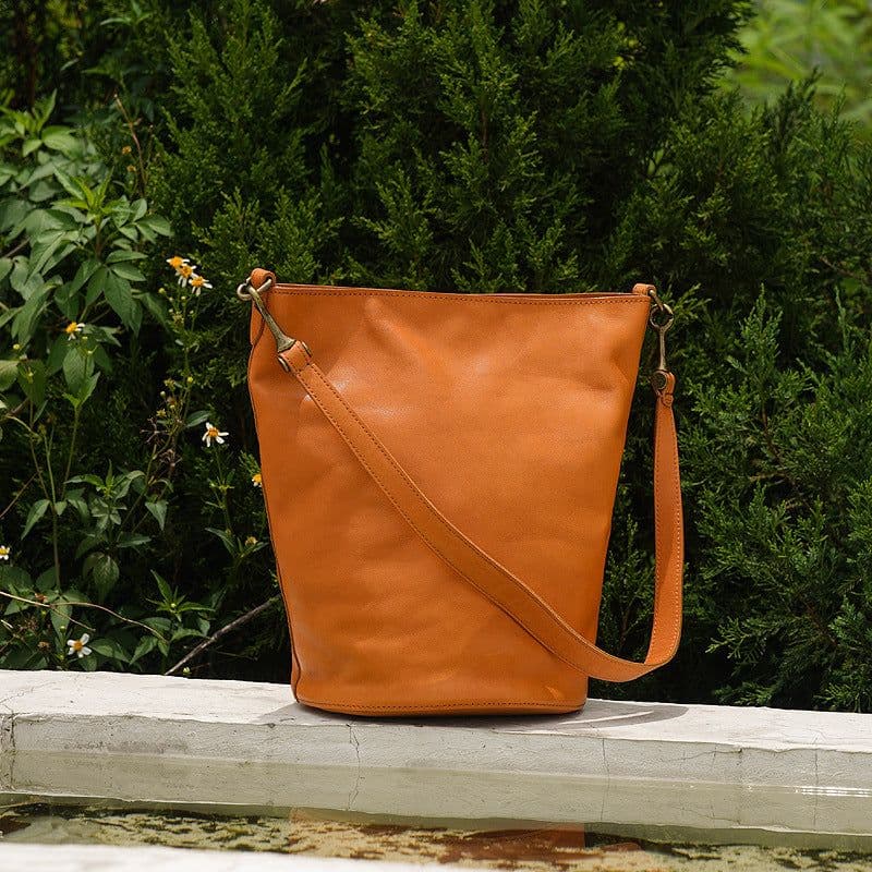 image-Niche High-grade Large-capacity Bucket Bag Soft Cowhide Commuter Shoulder Bag