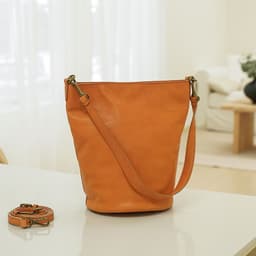 image-Niche High-grade Large-capacity Bucket Bag Soft Cowhide Commuter Shoulder Bag
