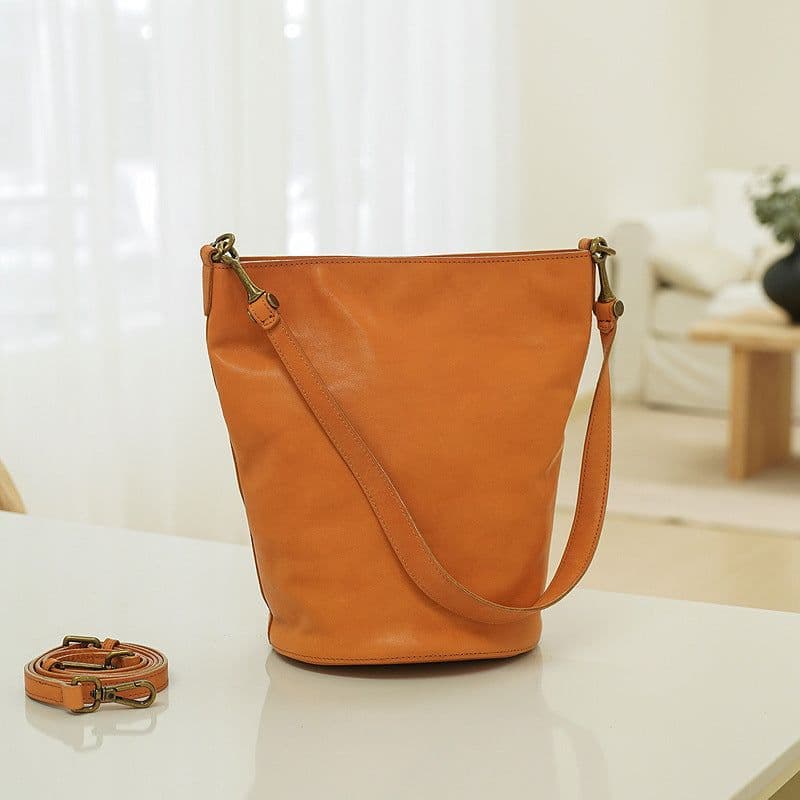 image-Niche High-grade Large-capacity Bucket Bag Soft Cowhide Commuter Shoulder Bag