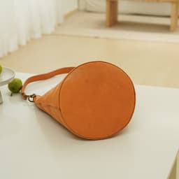 image-Niche High-grade Large-capacity Bucket Bag Soft Cowhide Commuter Shoulder Bag