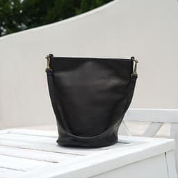 image-Niche High-grade Large-capacity Bucket Bag Soft Cowhide Commuter Shoulder Bag