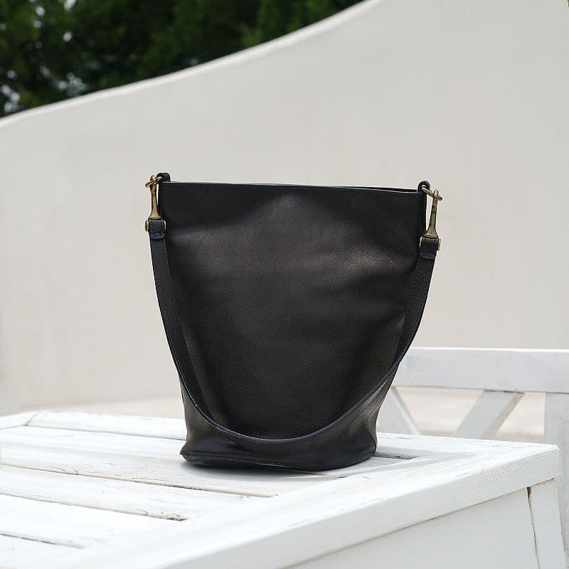 image-Niche High-grade Large-capacity Bucket Bag Soft Cowhide Commuter Shoulder Bag