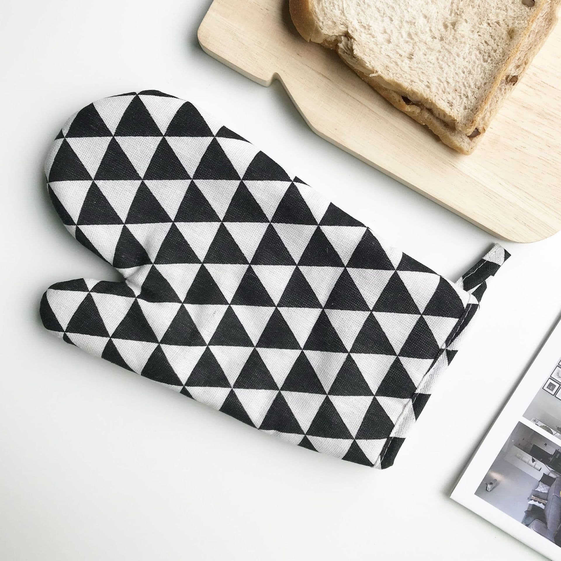 image-Anti-scald Microwave Oven Gloves High Temperature Resistance