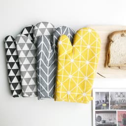 image-Anti-scald Microwave Oven Gloves High Temperature Resistance