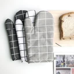 image-Anti-scald Microwave Oven Gloves High Temperature Resistance