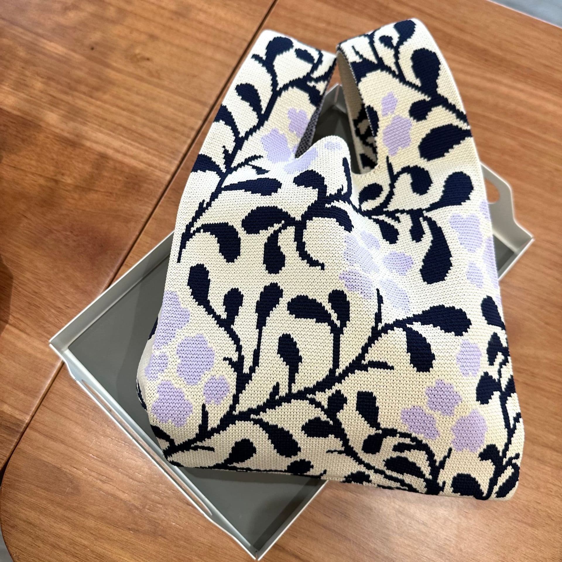 image-Women's Knitted Simple Branch Printed Handbag