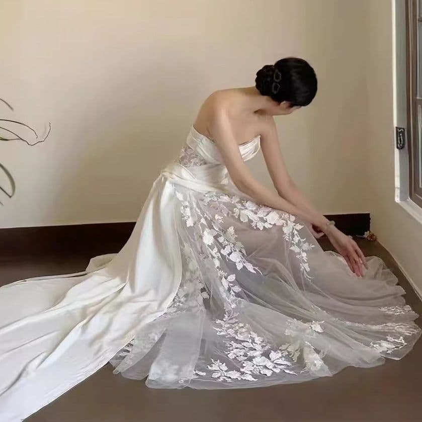 image-Satin Lace Wedding Veil Tube Top Fishtail Wedding Dress