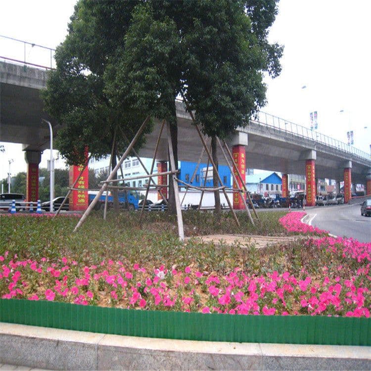 image-Imitation Stone Garden Fence PP Plastic Fence Inserting The Ground Fence