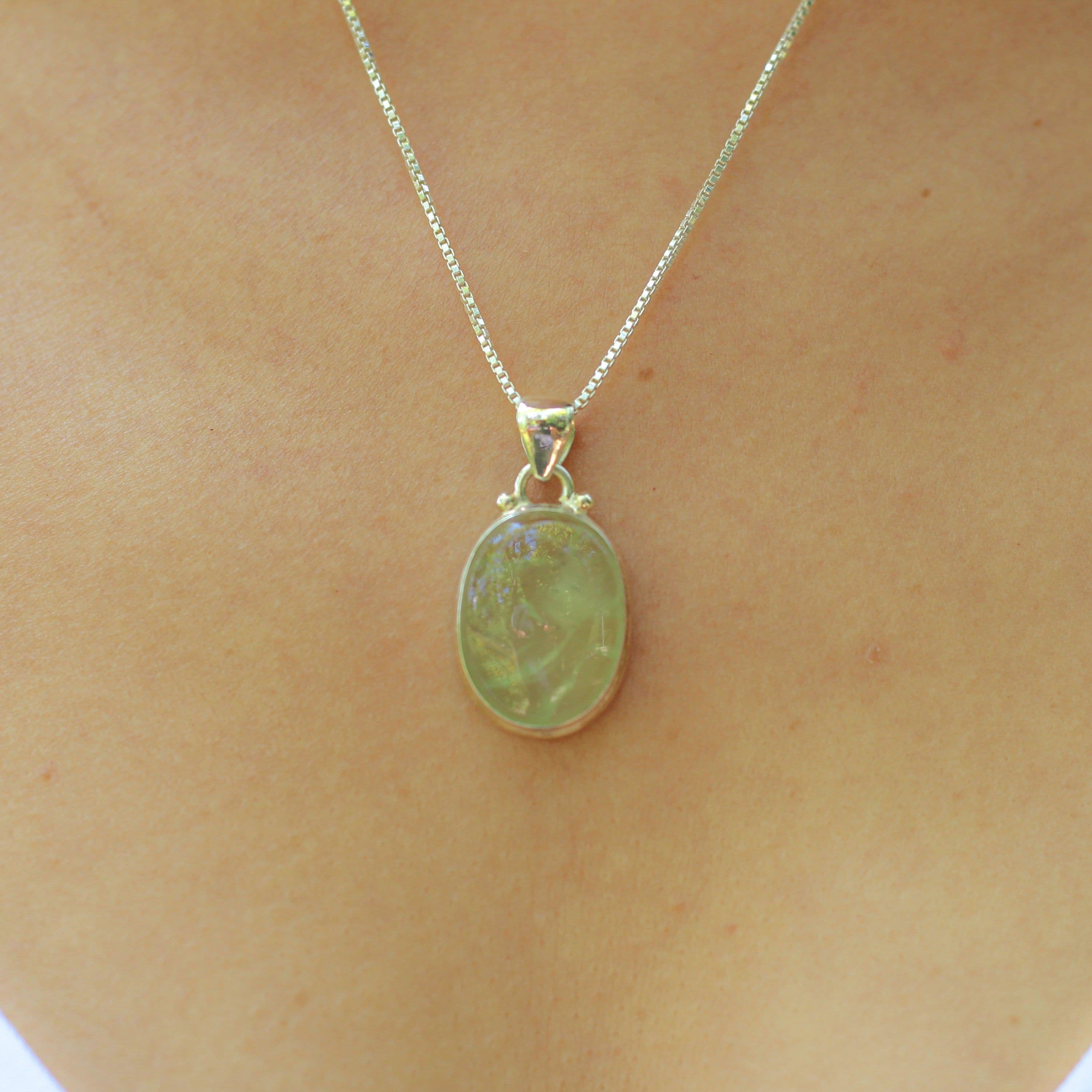 image-Collier et pendentif ovale "Volonté et Manifestation" en Prehnite et