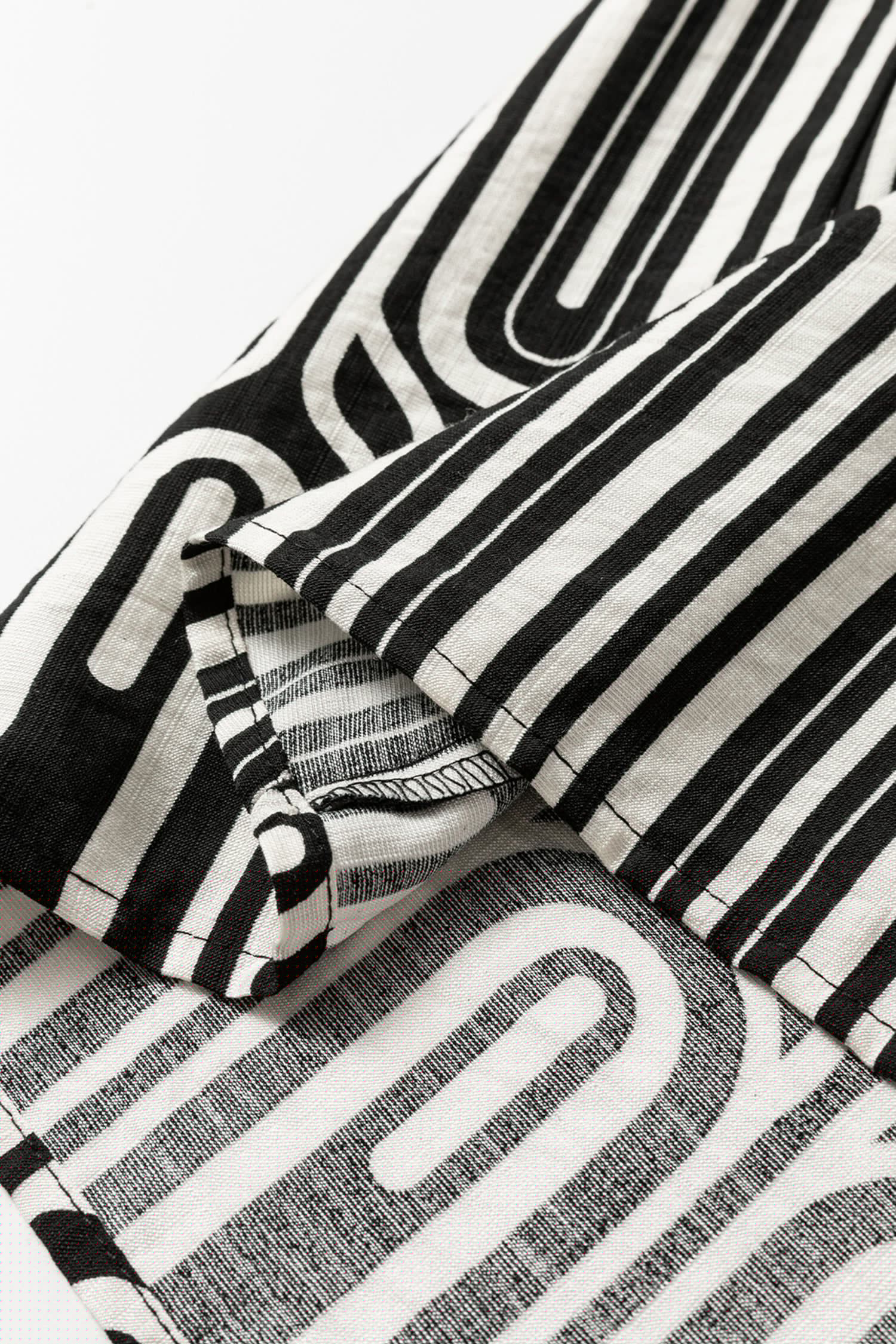 image-Black Geometric Print Contrast Scallop Color Block Patchwork Short Sleeve Blouse