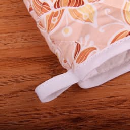 image-Kitchen Anti Ironing Gloves Heat Insulation Thickened Microwave Oven Baking Cute Barbecue High Temperature Resistant And Heat Resistant Oven Household Gloves