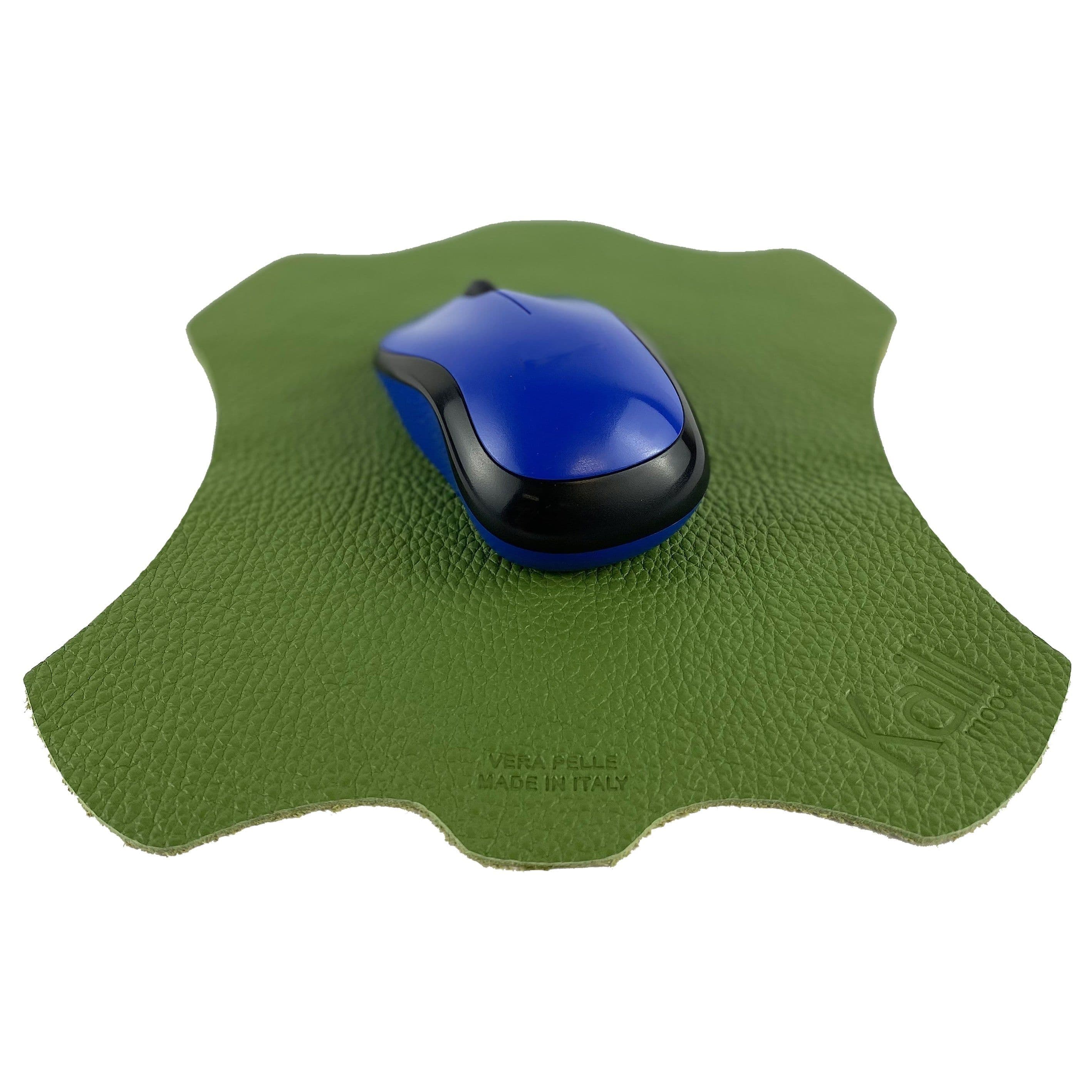 image-K0001EB | Tappetino per Mouse Made in Italy in Vera Pelle pieno fiore, grana dollaro - Colore Verde - Dimensioni: cm 20 x 23 - Confezione: Sacchetto tubolare Tnt
