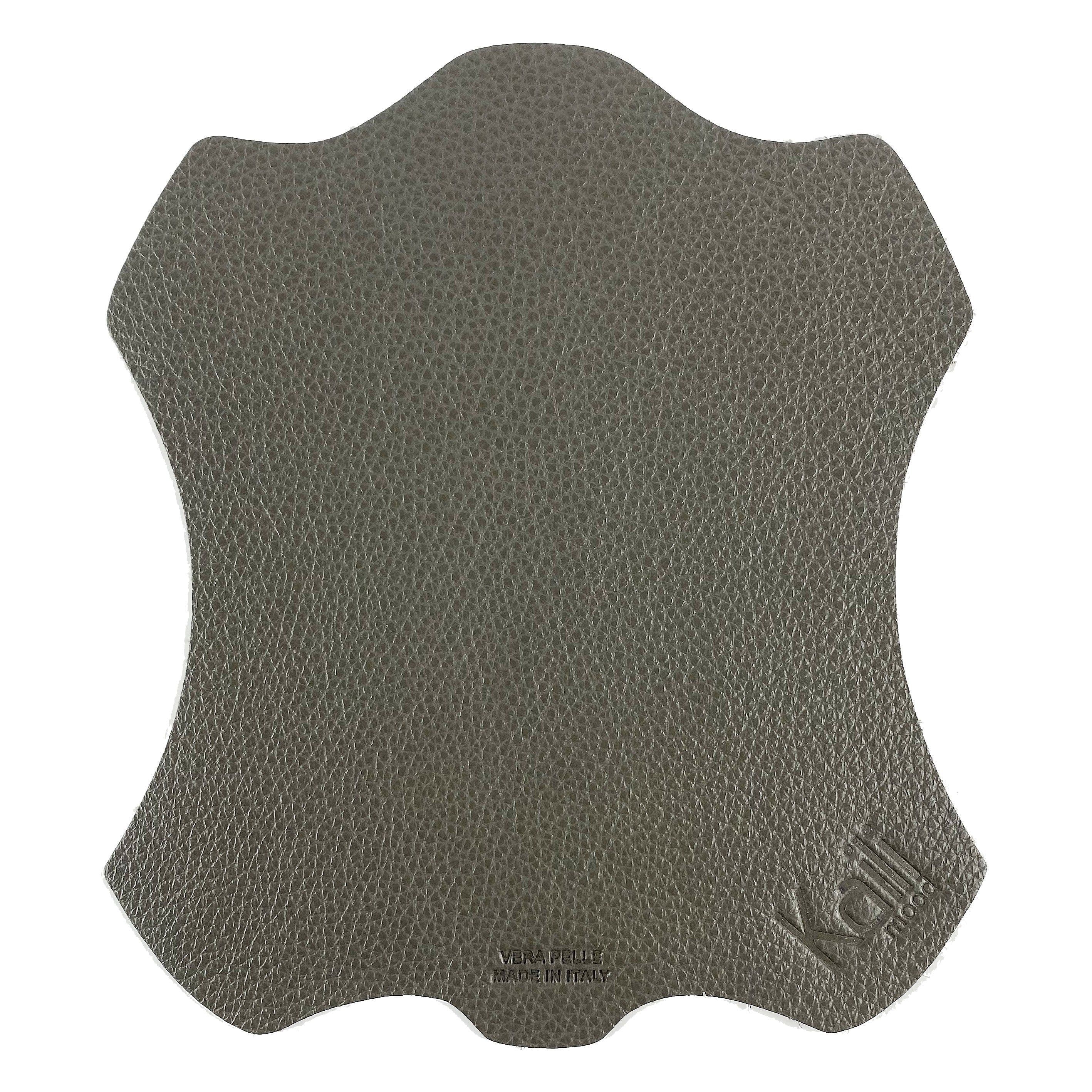 image-K0001FB | Tappetino per Mouse Made in Italy in Vera Pelle pieno fiore, grana dollaro - Colore Grigio - Dimensioni: cm 20 x 23 - Confezione: Sacchetto tubolare Tnt