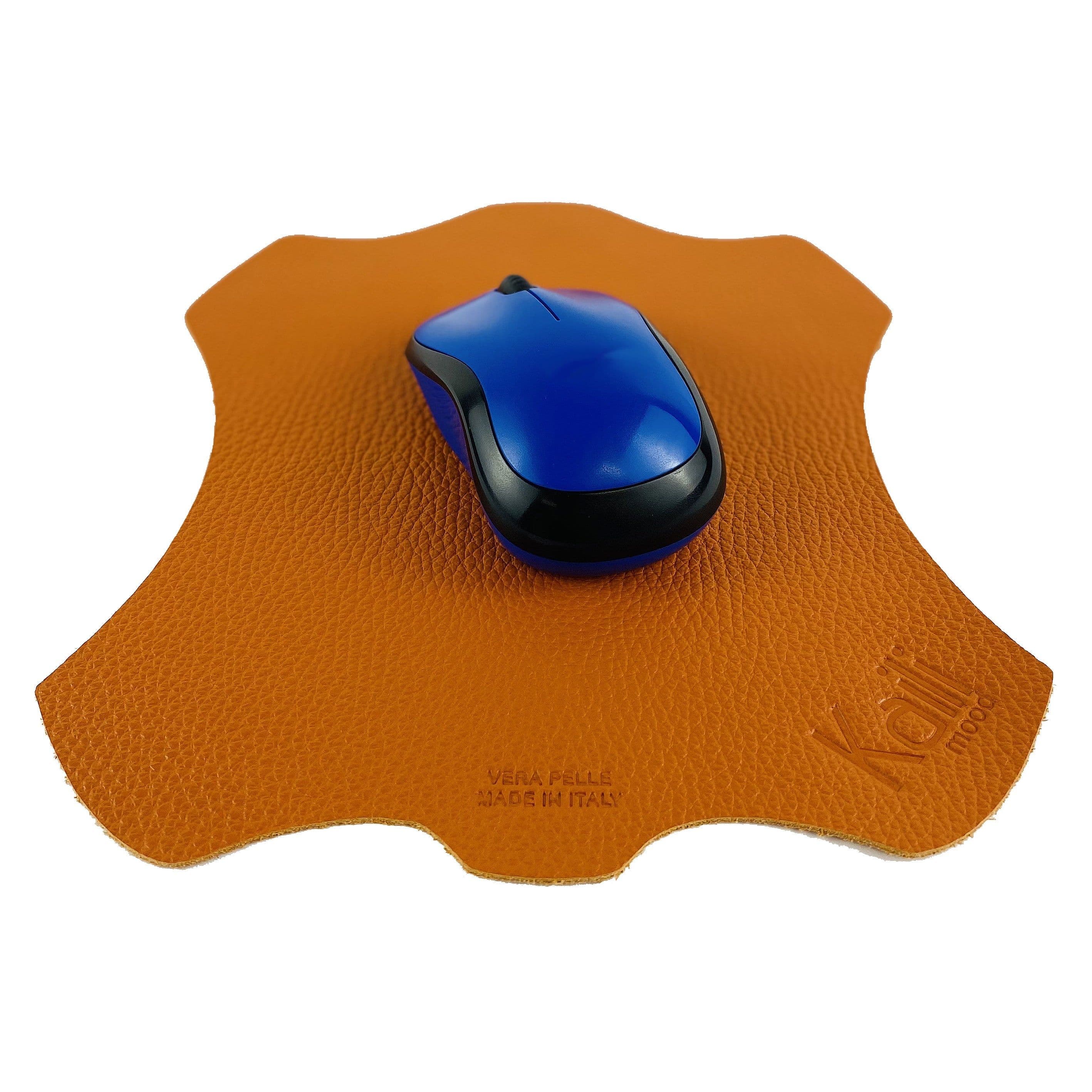 image-K0001LB | Tappetino per Mouse Made in Italy in Vera Pelle pieno fiore, grana dollaro - Colore Arancione - Dimensioni: cm 20 x 23 - Confezione: Sacchetto tubolare Tnt