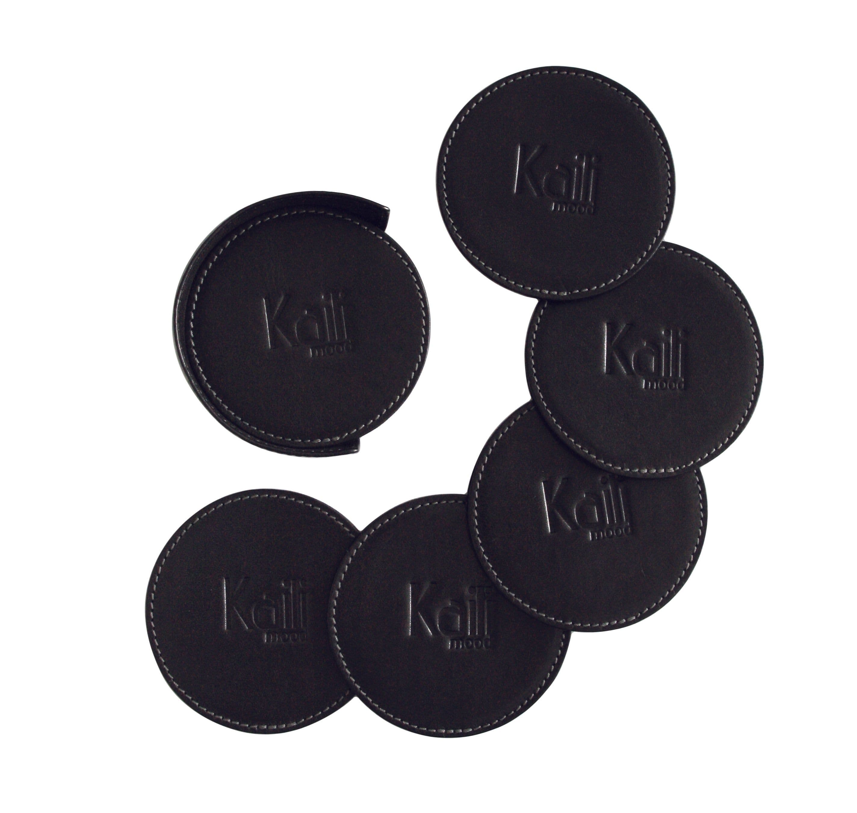 image-K0007AB | Set Sotto Bicchieri da 6 pezzi in Vera Pelle pieno fiore, liscia. Dimensione sotto bicchieri: ø cm 9, Dimensione Porta sotto bicchieri: ø 9 x 3.0 cm. Confezione: Sacchetto Tnt