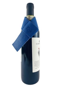 image-K0010DB | Salvagoccia per Bottiglia Made in Italy in Vera Pelle pieno fiore, grana dollaro - Colore Blu. Dimensioni: cm 27 x 4 x 0,5. Confezione: Gift Box rigido fondo/coperchio