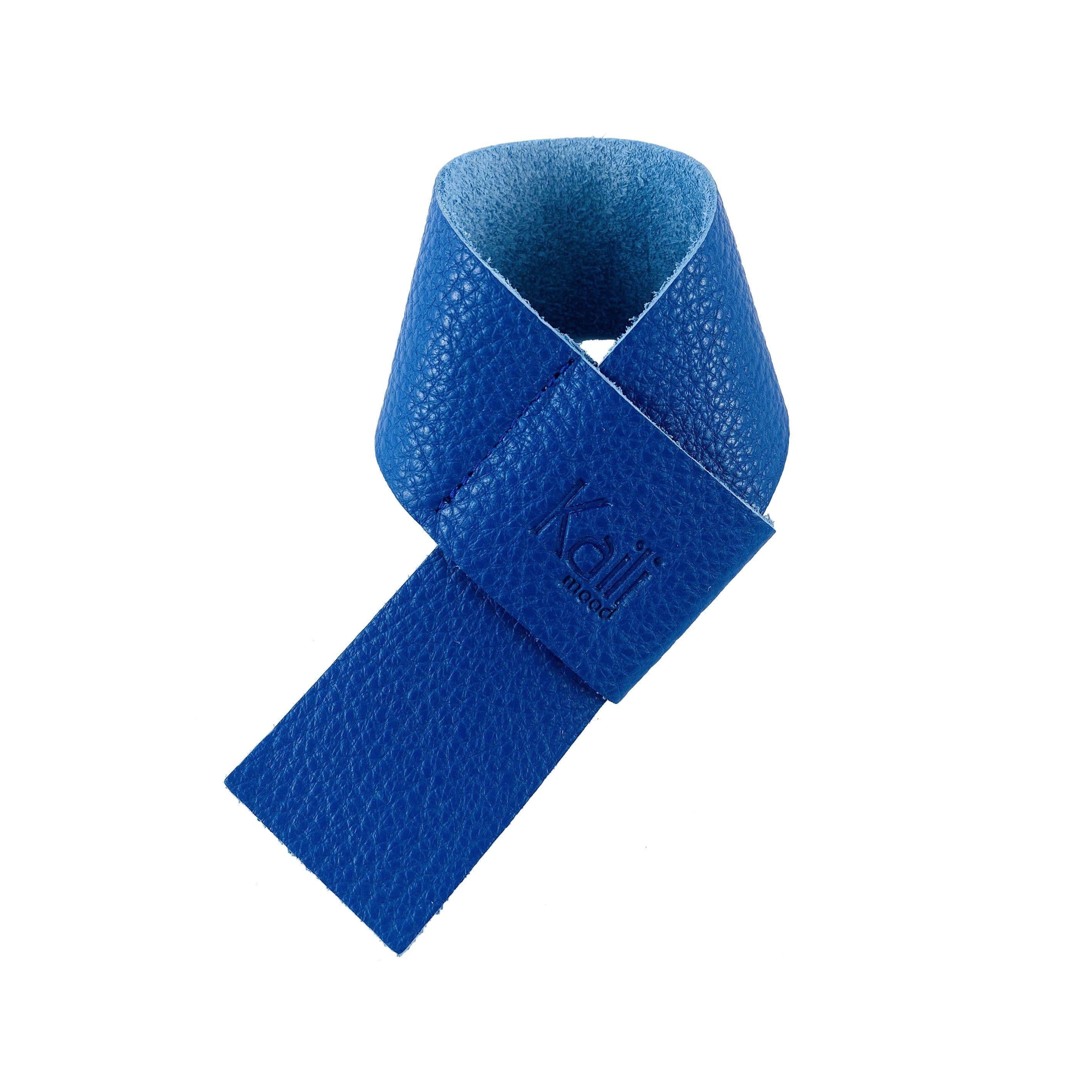 image-K0010DB | Salvagoccia per Bottiglia Made in Italy in Vera Pelle pieno fiore, grana dollaro - Colore Blu. Dimensioni: cm 27 x 4 x 0,5. Confezione: Gift Box rigido fondo/coperchio