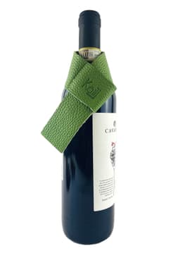 image-K0010EB | Salvagoccia per Bottiglia Made in Italy in Vera Pelle pieno fiore, grana dollaro - Colore Verde. Dimensioni: cm 27 x 4 x 0,5. Confezione: Gift Box rigido fondo/coperchio