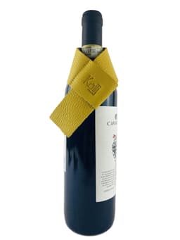 image-K0010RB | Salvagoccia per Bottiglia Made in Italy in Vera Pelle pieno fiore, grana dollaro - Colore Giallo. Dimensioni: cm 27 x 4 x 0,5. Confezione: Gift Box rigido fondo/coperchio