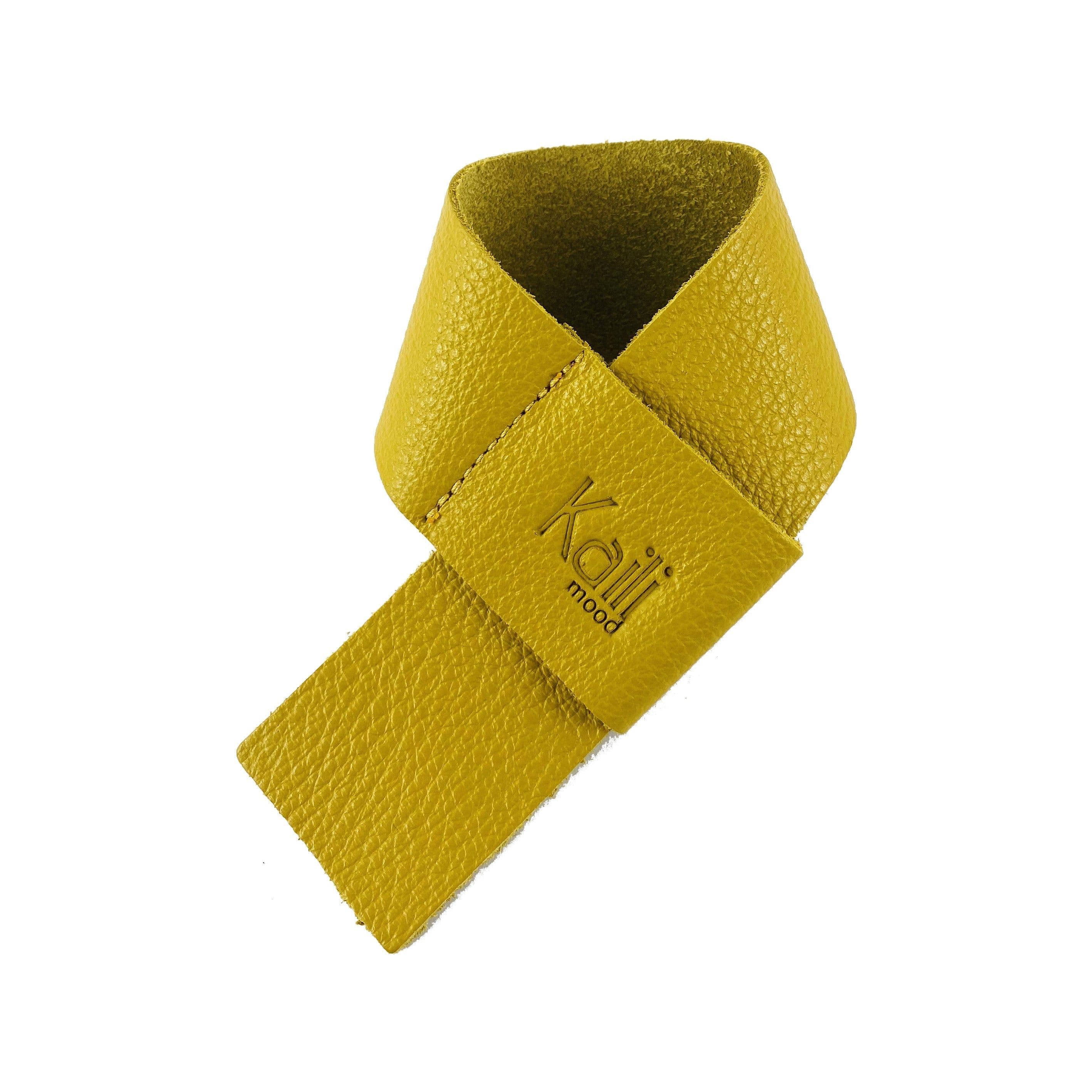 image-K0010RB | Salvagoccia per Bottiglia Made in Italy in Vera Pelle pieno fiore, grana dollaro - Colore Giallo. Dimensioni: cm 27 x 4 x 0,5. Confezione: Gift Box rigido fondo/coperchio