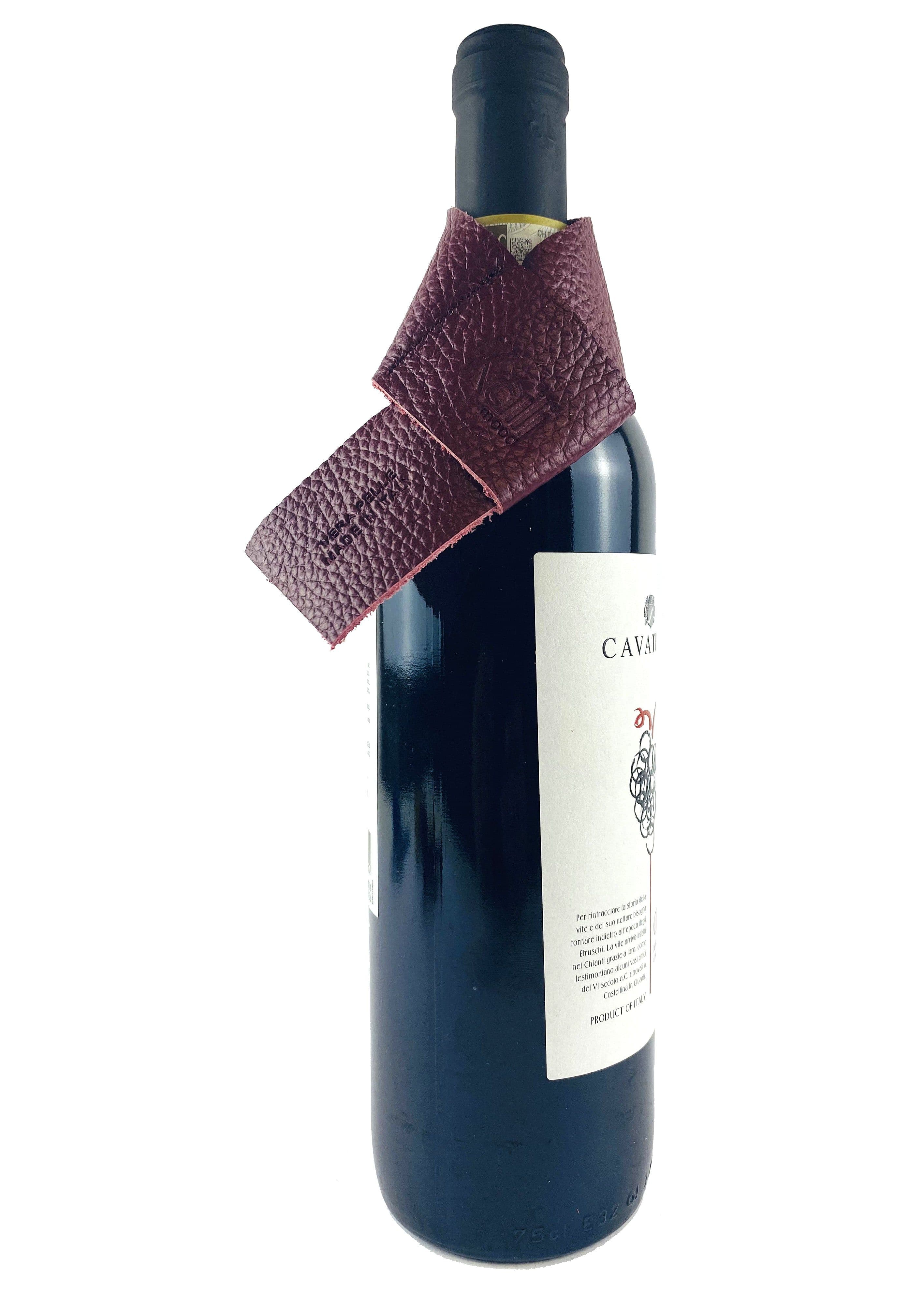 image-K0010XB | Salvagoccia per Bottiglia Made in Italy in Vera Pelle pieno fiore, grana dollaro - Colore Bordeaux. Dimensioni: cm 27 x 4 x 0,5. Confezione: Gift Box rigido fondo/coperchio