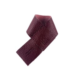image-K0010XB | Salvagoccia per Bottiglia Made in Italy in Vera Pelle pieno fiore, grana dollaro - Colore Bordeaux. Dimensioni: cm 27 x 4 x 0,5. Confezione: Gift Box rigido fondo/coperchio